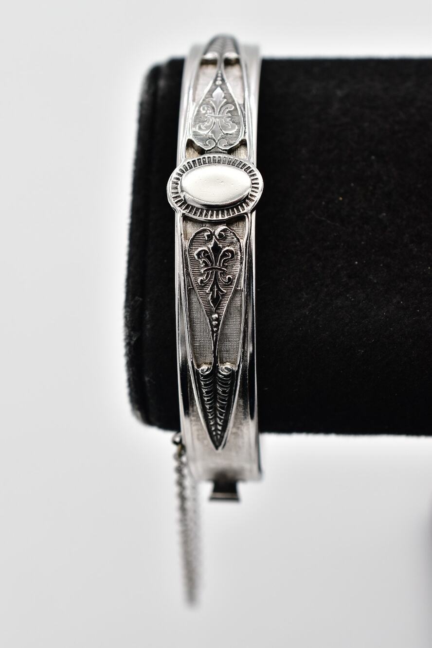Whiting & Davis Vintage Silver Fleur de Lis Hinged Bangle Bracelet Signed BinD